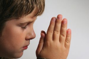 niño-rezando