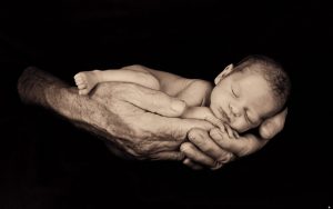 newborn-baby-on-hand_90311-1440x900